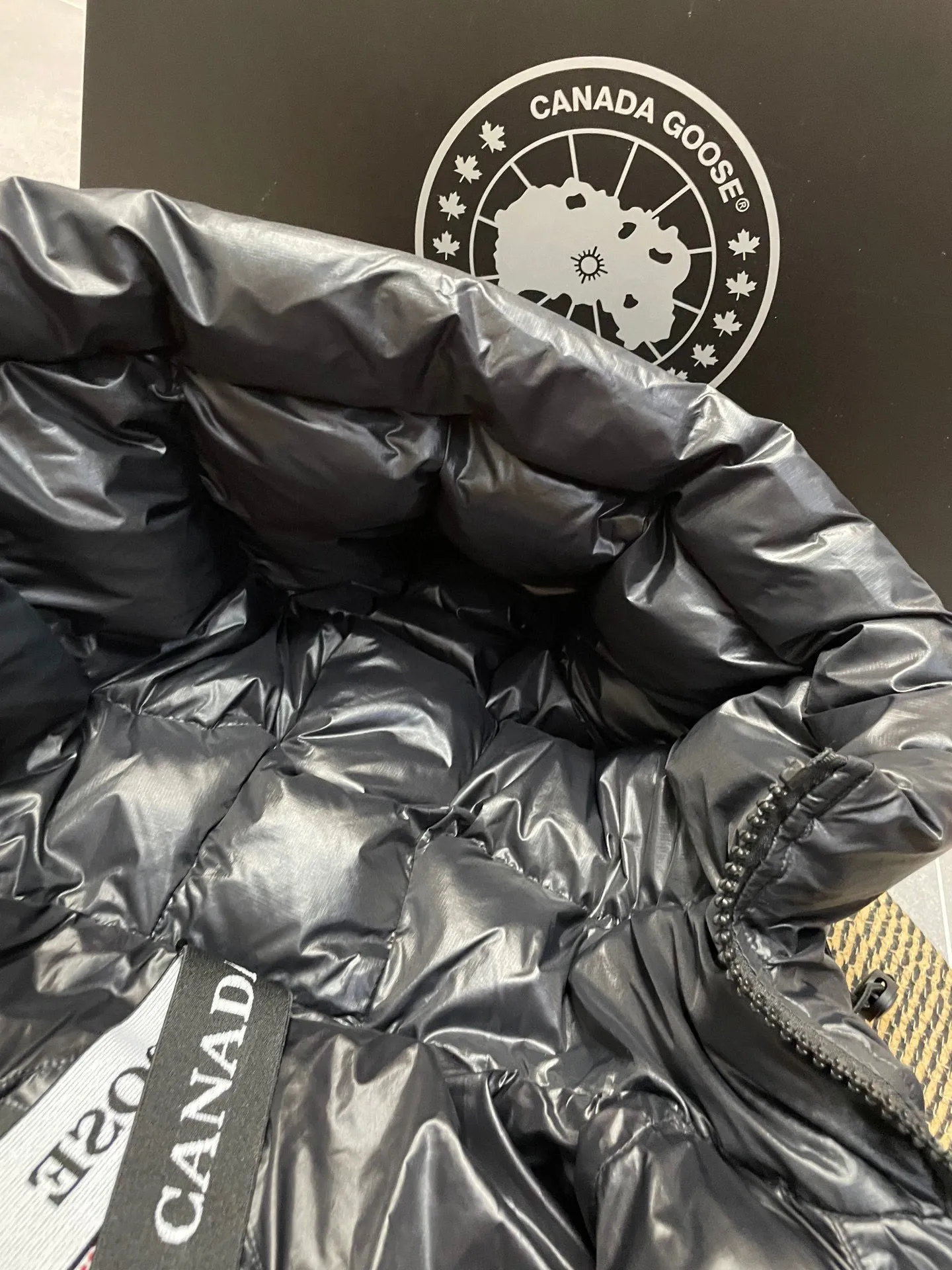 P780 Black Red Label Top Version 𝘾𝘼𝙉𝘼𝘿𝘼 𝙂𝙊𝙊𝙎𝙀/Canada Goose 2023 Limited New Crofton Puff Down Jacket Pure Guangzhou Inspection 95 White Duck Down Filling‼  Top version, ceiling level‼ Crofton soft bread, the latest style in 2023, has a cold protection effect of up to level 4. It is made of recycled Feather-Light tear-resistant fabric. It is ultra-light and has no weight on the upper body at all! The unique black label highlights your temperament‼  Canada Goose, a Canadian brand, has always been recognized as the warmest down jacket. Various Instagram celebrities, Internet celebrities, and celebrities often wear it for street photos. I do Canada Goose every year, but I still can’t get rid of my love for geese. No matter how cold the winter is, there is no need to be afraid, because there are geese! Filled with 80% white duck down, Canada Goose is the legendary warmest down jacket and is known as a must-have for Arctic outdoor sports! The most popular down jacket in the world, celebrities are rushing to buy it, it is a must-have! Same style for men and women Size: S-XXL